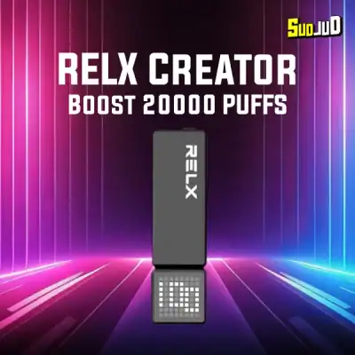 ภาพโคลสอัพของตัวเครื่อง RELX Creator Boost 20000 Puffs โชว์ให้เห็นพื้นผิวโลหะขัดเงาที่สะท้อนแสงอย่างสวยงาม พร้อมตัวอักษร 'Creator Boost' ที่สลักอย่างคมชัด และหน้าจอ OLED ที่กำลังแสดงสถานะเป็นไอคอนรูปหยดน้ำและสายฟ้า